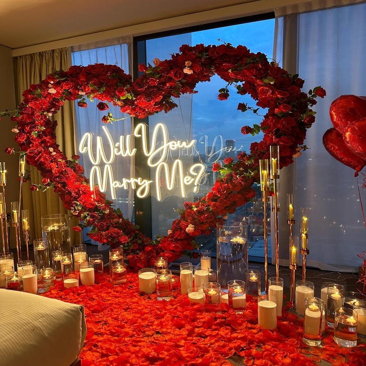 LED Acrylic WILL YOU MARRY ME Lights with Red Heart-Shaped Foil Balloons, Artificial Red Petals, Ar