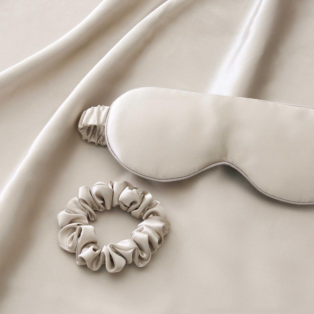 19 Momme Silk Pillowcase, Eye Mask and Hair Tie Gift Set – Champagne